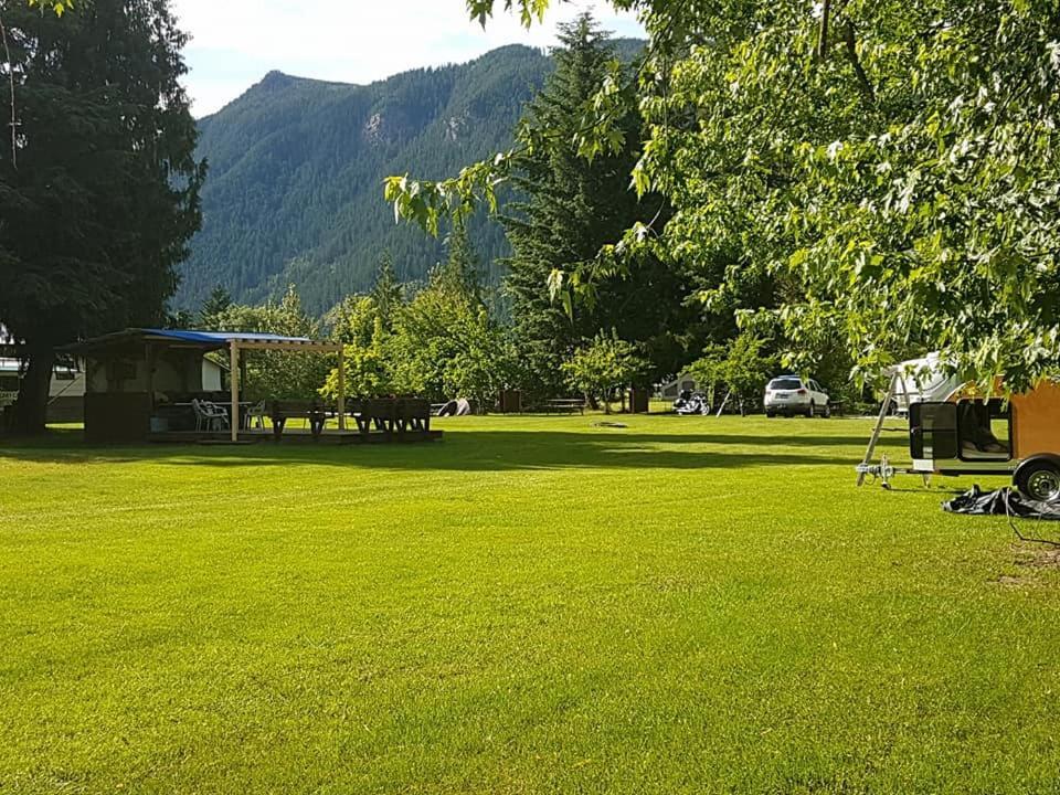 Anchor Riverfront Motel Sicamous Exterior foto